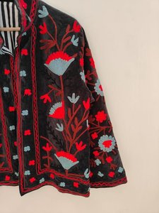 Veste en velours noir brodée Suzani, faite à la main, motif floral, style folklorique, manteau ethnique bohème, veste d'hiver pour femme, vêtement d'extérieur vintage - Product Image 5
