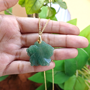 Collar con colgante floral de aventurina verde tallado a mano con incrustaciones de circonitas diminutas y cadena chapada en oro de 18k. - Product Image 6