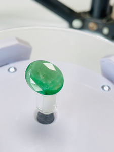 Émeraude naturelle de Zambie, taille ovale, 8,81 carats, pierre précieuse de bonne qualité avec lueur et belle couleur, disponible à prix avantageux. - Product Image 5