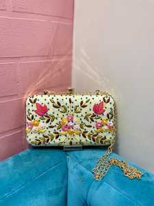 Elegante Bolso de Mano Bordado con Flores y Cadena para la Noche - Product Image 2