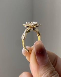 Bague de fiançailles vintage en diamant de laboratoire 2 carats, taille ronde, style floral, sertie à 4 griffes, motif étoile, pour occasions spéciales - Product Image 3