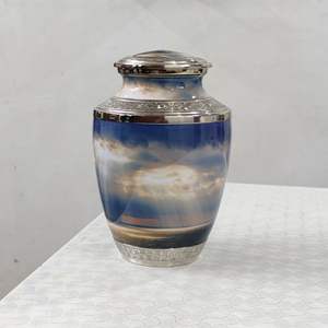 Urne funéraire en aluminium avec un motif de dessert, utilisée pour conserver les cendres commémoratives de notre bien-aimé, disponible chez HHO. - Product Image 2