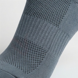 Chaussettes pour hommes à motif géométrique, tricotées, respirantes, en spandex et polyester, style sportif régulier pour le printemps - Product Image 5