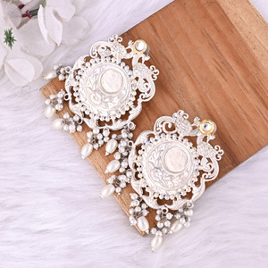 Pendientes grandes de plata alemana con diseño étnico, con incrustaciones de Kundan y perlas. - Product Image 4