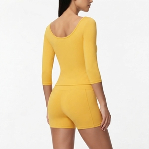Ensemble de yoga jaune 2 pièces avec haut à manches trois quarts et short taille haute pour vêtements de fitness pour femmes - Product Image 2