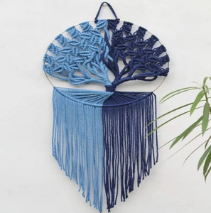 Atrapasueños de macramé verde salvia con diseño de árbol de la vida, con flecos geométricos tejidos, disponible a precios de mayorista. - Product Image 2