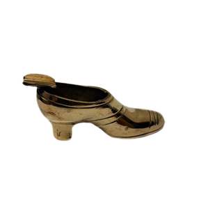 Cenicero de Cigarrillos de Latón Hecho a Mano |   Cenicero de diseño de zapato con grabado dorado en relieve |   Cenicero Decorativo de Mesa para el Hogar. - Product Image 2
