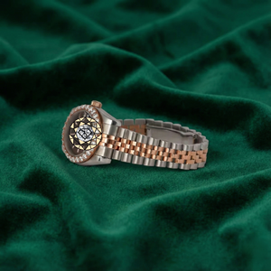 Reloj de Lujo con Cristales de Diamantes, Movimiento de Cuarzo, Acero Inoxidable, Bisel Clásico Simple, Diseño Personalizado de 46 mm - Product Image 2