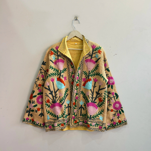Chaqueta de mujer bordada a mano estilo Suzani tradicional india, abrigo bohemio de algodón. - Product Image 1