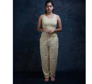 Conjunto de yoga de algodón para mujer al por mayor, top sin mangas acanalado con logo personalizado y joggers con cordón, conjunto casual suave de dos piezas - Product Image 1