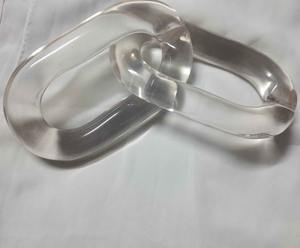 Escultura entrelazada de eslabones de cadena de resina pintada a mano al por mayor con temática de amor, decoración moderna de lujo para mesa de hogar y bodas - Product Image 1