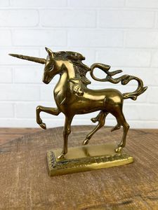 Sculpture d'unicorn en laiton exclusive pour un style d'intérieur chic et une élégante arrangement décoratif sur étagère - Product Image 6