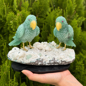 Sculpture d'oiseaux en pierres précieuses Art Déco sculptée à la main |   Oiseaux en fluorite sur apophyllite - Cadeau artisanal écologique pour mariage et anniversaire - Product Image 1