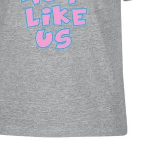 เสื้อยืดแขนสั้นเด็ก Heather Grey ลายกราฟิก สีชมพู สีฟ้า พิมพ์ลายตัวอักษร "They Not Like Us" คอกลม สวมใส่สบายทุกวัน แฟชั่นเด็ก - Product Image 6