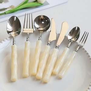 Ensemble de couverts en acier inoxydable faits à la main avec manche en résine polie miroir, design bambou moderne et écologique, couleur MOP - Product Image 1