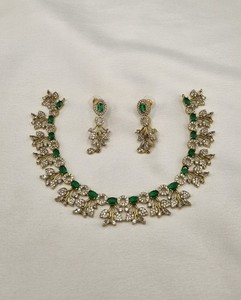 Ensemble collier et boucles d'oreilles assorties avec pendentif feuille serti de pierres ovales, bijoux ethniques traditionnels pour femmes. - Product Image 3