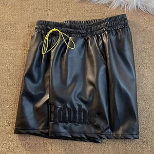 Shorts de Cuero Sólido en Stock con Cintura Elástica, Bolsillos Laterales, Cordón Elástico en la Parte Inferior y Bordado Sencillo para Hombre - Product Image 3