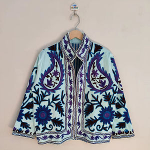 Chaqueta Bohemia de Terciopelo Suzani – Abrigo Floral Bordado a Mano, Prenda Exterior Boho Tribal Vintage, Chaqueta Artística con Bordado Uzbeko - Product Image 1