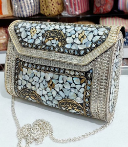 Sac à main élégant pour femme avec travail en mosaïque Doublure en coton métallique pour les tenues de soirée Tayyab Handicraft - Product Image 3