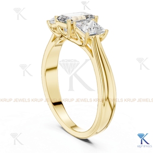 Bague à trois pierres en diamant de laboratoire CVD HPHT, émeraude et taille princesse, or jaune massif - Product Image 4