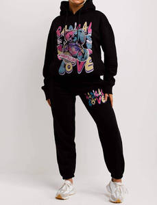 Conjunto Deportivo Informal de Dos Piezas con Capucha Negra para Mujer, con Estampado de Oso Colorido y Diseño de "Amor Radical" - Product Image 4