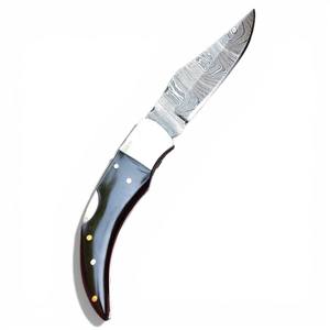 Navaja de bolsillo plegable profesional de acero de Damasco hecha a mano con mango de madera Pakka, hoja biselada, funda de cuero, venta al por mayor OBM, cierre trasero - Product Image 1