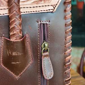 Sac fourre-tout bohème en cuir véritable, couleur unie, avec lettres/chaînes décoratives, antivol, portable, toutes saisons, fermeture à fermoir, pour la plage et le quotidien - Product Image 6