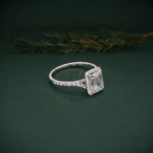 Anillo de Compromiso con Halo de Diamantes Cultivados en Laboratorio con Corte Esmeralda en Oro Blanco de 14K para Mujer - Product Image 1