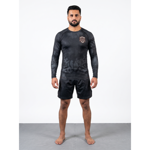 เสื้อรัดรูปแขนยาวพรีเมียมสำหรับผู้ชาย พิมพ์ลายแบบ Sublimation สำหรับ BJJ No Gi Grappling เสื้อผ้าสตรีทแวร์แบบกำหนดเอง สำหรับ MMA ผลิตแบบ OEM จากเมืองเซียลคอต - Product Image 1