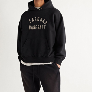 Sweat-shirt à capuche noir surdimensionné en polaire pour homme Earoraj Basebase, pull décontracté avec poche avant et impression sérigraphiée - Product Image 1