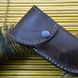 Cuchillo de caza de acero de Damasco con hoja de punta caída, mango de madera y funda de cuero para uso en camping al aire libre. - Product Image 2