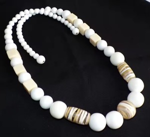 Collar de cuentas de resina hecho a mano, cuentas redondas blancas de resina con detalles a rayas y en forma de cubo para mujer - Product Image 1