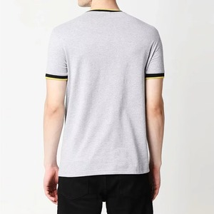 เสื้อยืดคอกลมแขนสั้นสีเทาสำหรับผู้ชายทรงเข้ารูปลำลอง แต่งขอบตัดกัน ผ้าคอตตอนผสมเนื้อนิต - Product Image 2