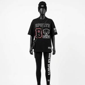 ชุดเสื้อยืดและเลกกิ้งผ้าคอตตอนผสมโพลีเอสเตอร์ 180 GSM สำหรับผู้หญิง สีดำ เนื้อผ้านุ่ม ระบายอากาศได้ดี พิมพ์ลายโลโก้ ชุดออกกำลังกายสำหรับผู้หญิง - Product Image 3