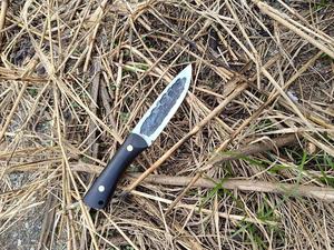 Cuchillo de caza y supervivencia de bolsillo, hecho a mano, con mango de madera y hoja de acero con alto contenido de carbono, con funda de cuero. - Product Image 2