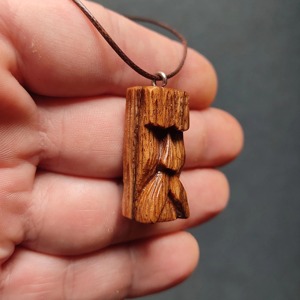 Collar con Colgante Tiki de Madera, Tallado a Mano, Acabado Natural, Joyería Artesanal de Madera Marrón - Product Image 4