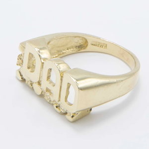Bague classique en or massif 10 carats avec lettres serties de griffes, bijou unisexe pour tous les jours. - Product Image 1
