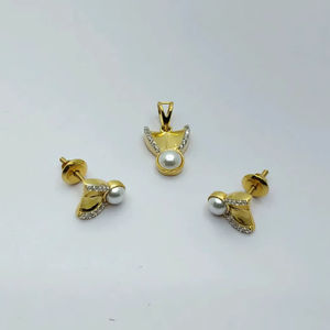 Pendientes de Perlas Doradas con Colgante a Juego, Diseño Elegante de Hoja, Joyería de Diseño para Mujer, Uso Diario y para Fiestas - Product Image 1