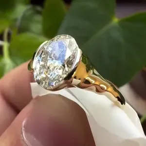 แหวนหมั้นมอสซาไนต์ทรงเจ้าหญิง ดีไซน์คล้ายเพชร เงินแท้ 925 ชุบทองคำเหลือง แบบวินเทจ ประดับเพชรแบบหนามเตย แหวนหรูหรา - Product Image 5