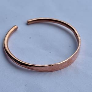 Brazalete de Cobre Puro Hecho a Mano, Diseño Martillado, Ajustable y Personalizable, Alivio del Dolor de Artritis, Terapia Magnética para Mujeres - Product Image 4