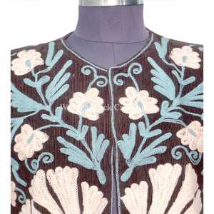 Gilet d'hiver écologique brodé floral unique, doublure confortable, veste en coton cotrize d'inspiration vintage pour femme - Product Image 2