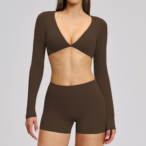 Conjunto Deportivo de Dos Piezas para Mujer, Color Negro, Top Corto de Manga Larga, Pantalones Cortos de Cintura Alta, Estilo Deportivo para Yoga y Ejercicio, Diseño con Aberturas - Product Image 4