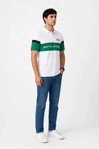 Polo de Manga Corta para Hombre, Color Blanco con Bloques de Color, Rayas Verdes y Estampado de Letras - Product Image 3