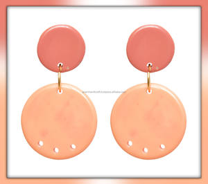 Pendientes colgantes de resina de color personalizados de lujo hechos a mano para mujer, accesorios de moda altamente pulidos de alta calidad de la India - Product Image 3