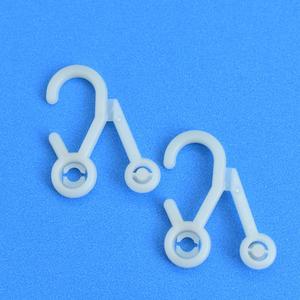 Crochet pour chaussettes en plastique Crochet QP 8 utilisations pour accrocher des chaussettes Emballage fabriqué par du plastique biodégradable écologique au Vietnam 500 pcs/sac - Product Image 1