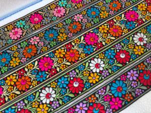 ริบบิ้นแต่งงานลายปักดอกไม้หลากสีบนพื้นสีดำสไตล์วินเทจ เป็นมิตรกับสิ่งแวดล้อม ทำจากโพลีเอสเตอร์ 100% ตกแต่งด้วยงานปักแบบอินเดีย - Product Image 4