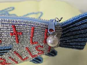 Collar de peces con cuentas hecho a mano, Joyería textil Gentle Thrills, Temática animal, Arte de punto de cruz, Coleccionable - Product Image 6