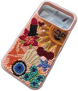Étui de téléphone rose fait main avec embellissements en perles et strass, forme rectangulaire, thème amour, matériau textile - Product Image 2