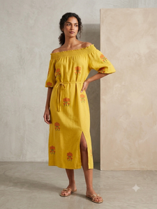 Vestido midi amarillo con hombros descubiertos, estampado de flamencos y cuello elástico fruncido - Product Image 3