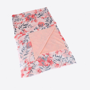 Pareo de playa floral estampado por el fabricante, con la parte delantera de poliéster y viscosa y la parte trasera como toalla, 2 en 1 - Product Image 4